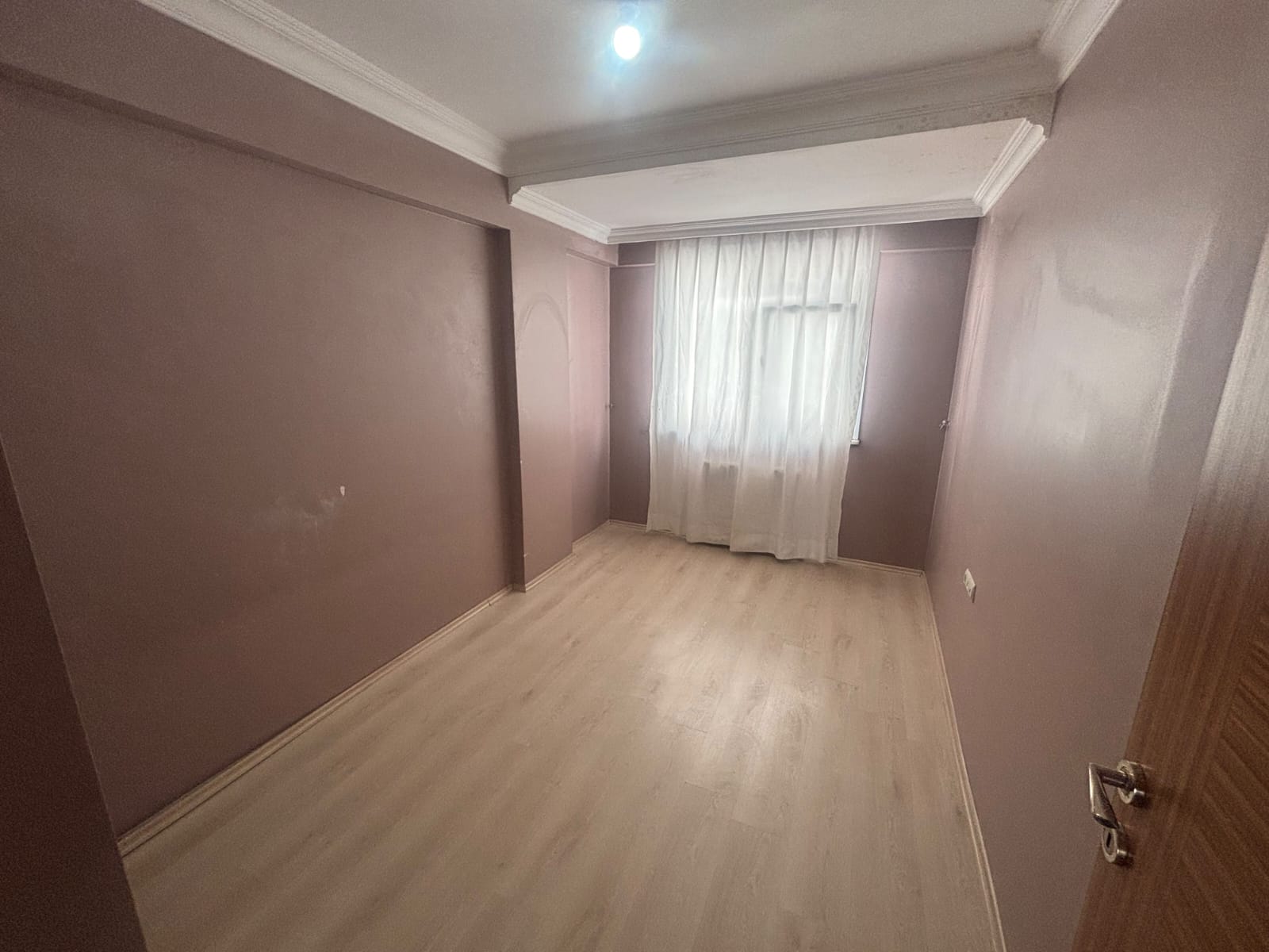 MABEL GAYRİMENKUL DEN SATILIK MERKEZİ KONUMDA 2+1 10 YILLIK BİNA
